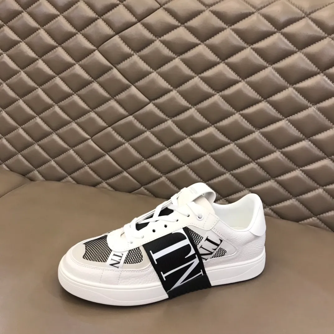 p440 "Valentin*" new spring and summer calfskin lace-up sneakers. No man should be able to refuse these shoes. The classic color scheme is so handsome! Purchase a high-precision replica of the original version to instantly sell off the market currency! 6 VLTN logo rubber effect straps - Valentino Garavani Logo printed on the back and tongue, all materials are customized to ensure quality! Size: 38-44